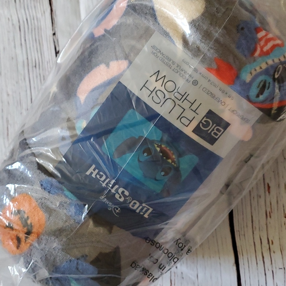 🆕️ DISNEY HALLOWEEN STITCH OVERSIZED PLUSH THROW 💙 - Picture 3 of 5